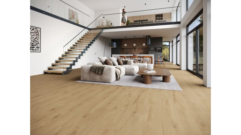 Helles, modernes Wohnzimmer mit Eichenparkett und offener Galerie.